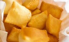 In via Zarotto bancarelle  e torta fritta