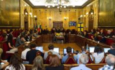 Consiglio comunale - Asili: votate le nuove regole - Pizzarotti: "Altra sede per il centro islamico". Multe per i negozi con le porte aperte - Rifiuti, porta a porta in tutta la città entro il 2013