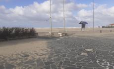 Vento forte a Viareggio fino a 80 km/h, il mare arriva alle cabine