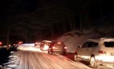 Lagdei, strada innevata e traffico bloccato per un'ora
