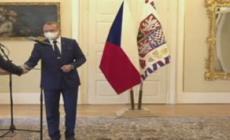 Il presidente positivo al Covid nomina il primo ministro rinchiuso in una scatola di vetro - Video