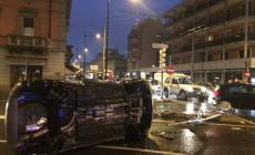 Incidente nella rotatoria di strada Elevata: il precedente con l'auto ribaltata