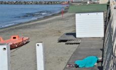 Donna di Parma morta sulla spiaggia di Ostia: suicidio per motivi economici