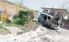 Il rogo del garage e dell'auto: arrestato il padrone di casa
