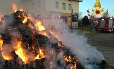 In fiamme autocarro che trasportava fieno a Vignale