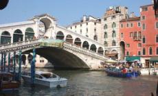 Venezia: turisti ballano nudi vicino Rialto