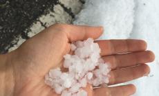 Nuvoloni, pioggia e grandine: domenica in bianco e nero  