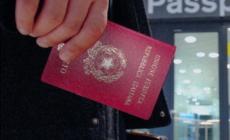 "I ritardi nei passaporti fanno saltare 80mila viaggi": l'allarme dell'associazione di categoria