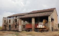 Casa colonica in fiamme nella notte a Santa Croce di Polesine