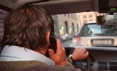 Cellulare alla guida: ritiro immediato della patente fino a 6 mesi