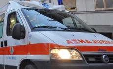 Si schianta contro un'auto abbandonata sul cavalcavia: ferito un 50enne