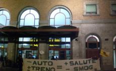 I treni calano, i prezzi aumentano: i pendolari protestano e si affidano... a Babbo Natale
