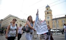 Il Consiglio comunale approva la nuova tariffa rifiuti. Protesta in strada e insulti in aula