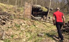 Il trattore si ribalta nel bosco: soccorsi difficili per un agricoltore