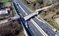 Lavori di ampliamento in A14, cavalcavia crolla su un'auto: 2 morti   