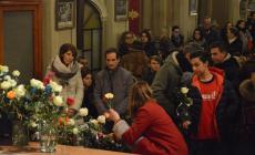 L'addio a Giulia, folla commossa al rosario