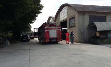 Schiacciato tra due camion al lavoro: muore 48enne