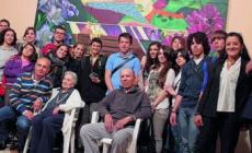 Sedici ragazzi del Toschi dipingono per i "nonni"