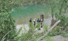 Muore mentre pesca in Taro con gli amici