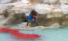 Fontana Trevi colorata di rosso, fermato vandalo