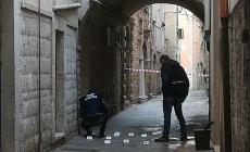 Agguato in strada, uccisa una passante, ferito giovane: "Forse donna usata come scudo" 