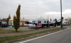 Parola, i nomadi nel parcheggio: lo sgombero avverrà solo oggi