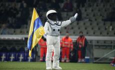 Il "Crociato spaziale" Milto 5 ha salutato i tifosi al Tardini
