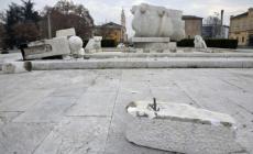Abbattuta la fontana del monumento di Cascella