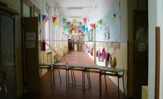 Traversetolo, crolla un intonaco alla primaria