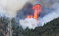 Varese, fiamme sempre più vicine alle case. Il Piemonte chiede lo stato di emergenza