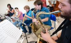 La marcia della pace al ritmo della band del liceo Bertolucci