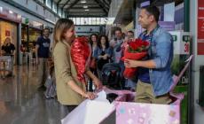 Esce dal pacco e le chiede: «Mi sposi?»