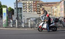 In giro per Parma  con la "bicicletta-giraffa" 