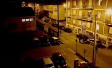 Straniera picchiata in strada, rifiuta l'aiuto di un'anziana e scappa