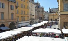 Ambulanti in via Garibaldi: esordio con qualche polemica