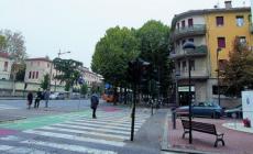 Lo scippatore con il cappuccio colpisce due volte in una notte