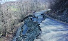 Terenzo, una frana inghiotte la strada tra Cazzola e Monte