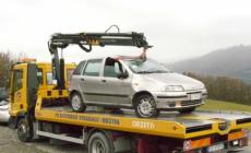 Varsi: auto si ribalta e finisce fuori strada, ferito 79enne