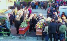 Un paese in lacrime per l'addio a Claudio e mamma Luigia