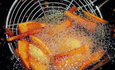 Mangiare troppi fritti (oltre alla cattiva digestione) può causare ansia e depressione: tutta colpa dell'acrilammide