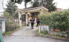 Padre, madre e figli trovati morti in casa: è omicidio-suicidio?