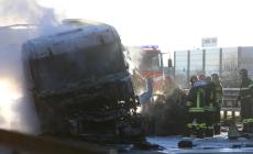 Si incendia camion con cisterna piena di benzina: 6 morti in A21, fra loro due bambini 