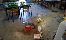 I ladri devastano la scuola e lanciano la fotocopiatrice dalle scale