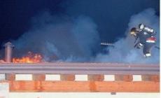 Eia, fiamme e paura: una casa va in fumo. In fuga in pigiama