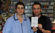 Pettine, forbici e spazzola tra sentimenti, strofe e colori