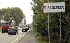 Minaccia l'amica con un coltello, poi aggredisce gli agenti e rompe il vetro della Volante
