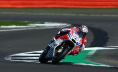 Dovizioso trionfa a Silverstone ed è leader mondiale. Terzo Rossi