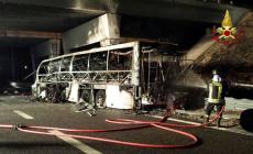 In fiamme bus di studenti ungheresi in gita: 16 morti. Un testimone: "La gente bruciava viva"