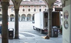 Spari in piazza per "salutare" l'anno nuovo: 25enne scoperto grazie a un video su Facebook