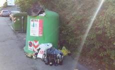 "Via del Garda, qui i rifiuti giacciono da due mesi" Foto